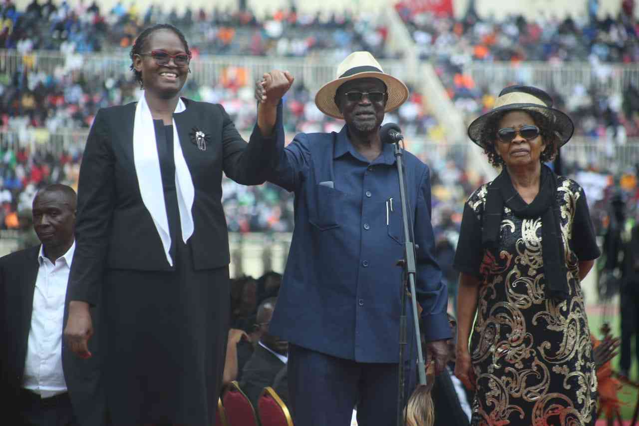 Oburu Odinga introduces his wives on his brother's state funeral