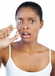 How to use an eyelash curler