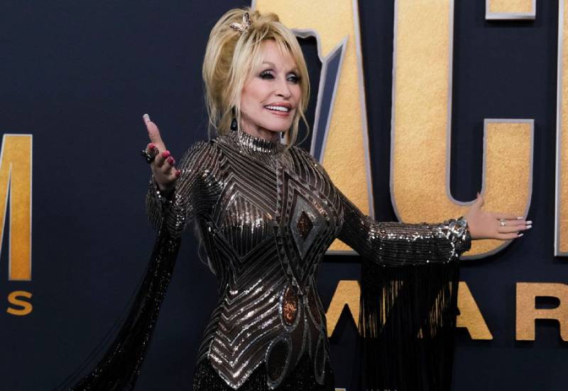 Dolly Parton dedicates country music awards show to people of Ukraine 