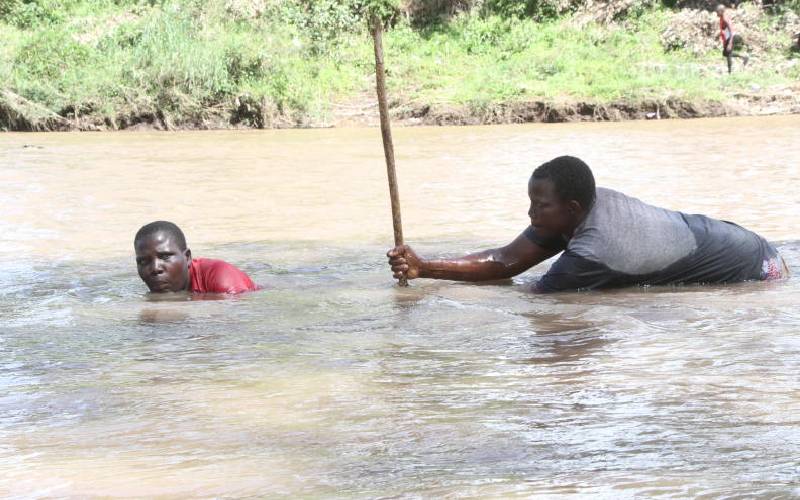 Sand harvesters make a living in River Migori infested with crocodiles