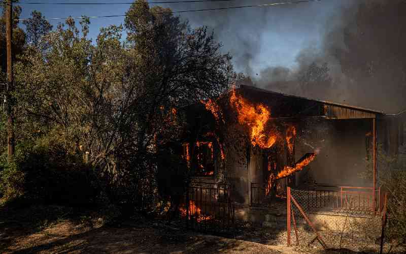 Crete wildfire 'retreating', say Greek firefighters