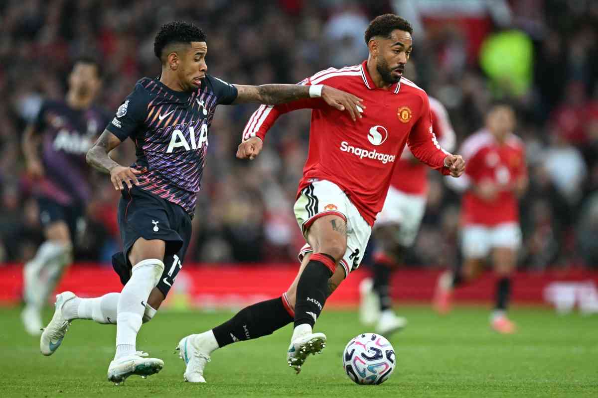 Ten-man Spurs rescue draw at Man Utd, Arsenal survive Leeds scare