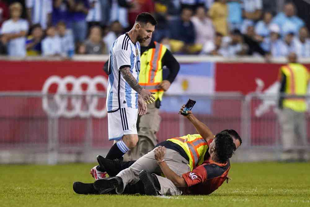 Fan interrupts game for Messi selfie as Argentina beat Jamaica 3-0