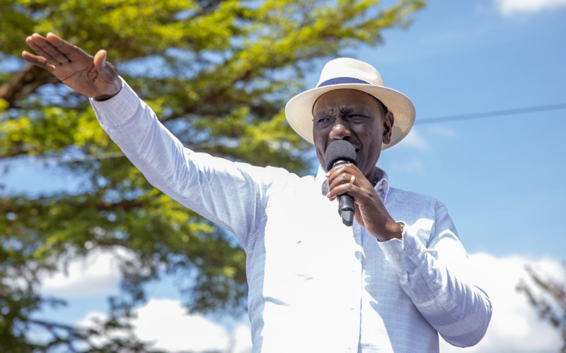 "Hujui mimi ni rais?" Ruto asks Makueni MCA who cornered him over unfulfilled promises