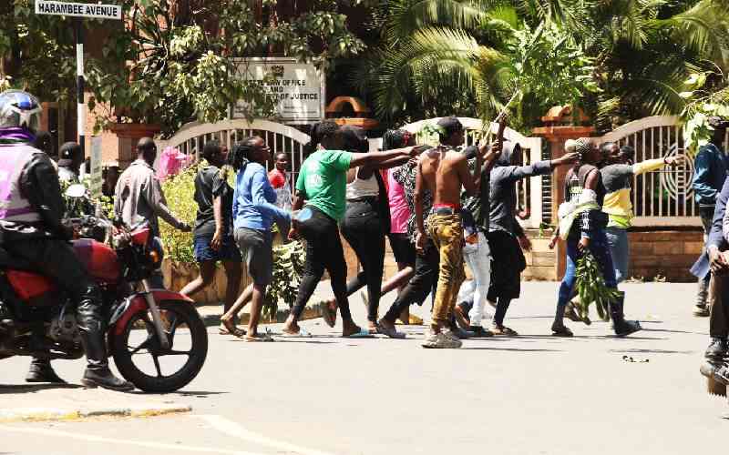 Tension grips Nairobi CBD as gangs infiltrate crowds mourning Raila's death