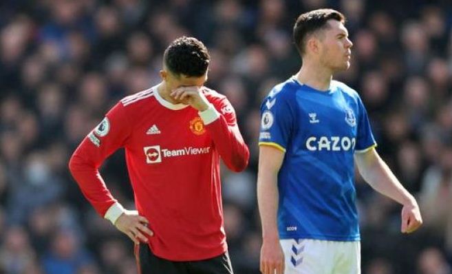 Everton boost survival hopes with win over woeful Man Utd