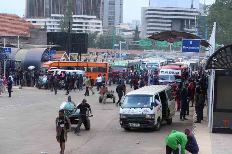 Nairobi commuters caught up in last minute rush (Photos)