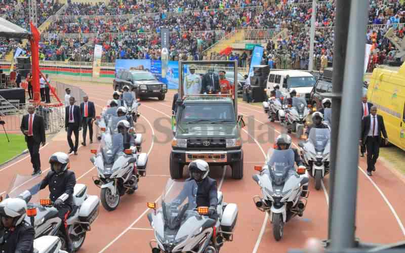 Thousands at Nyayo National Stadium for 62nd Jamhuri day fete (Photos)
