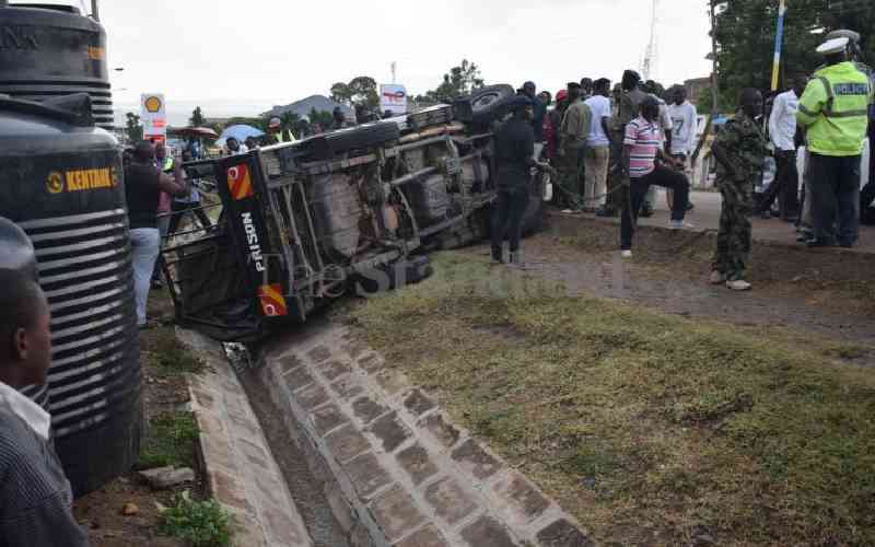 Prison wardens, inmates injured in road accident