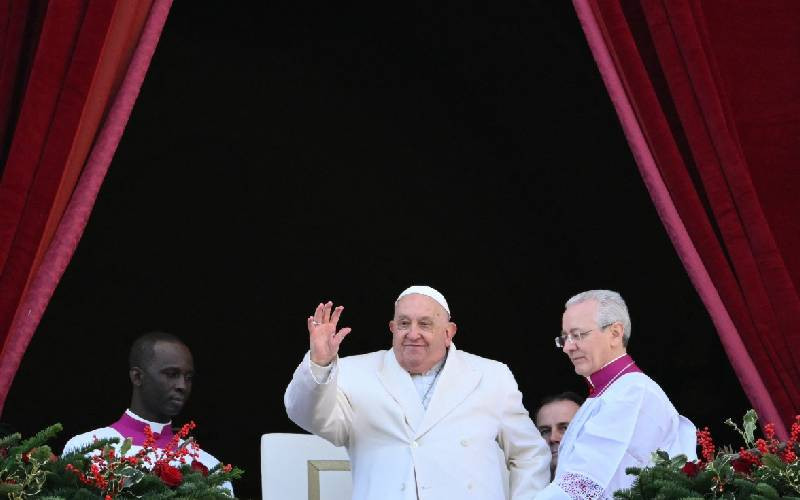 Pope calls for 'arms to be silenced' in Christmas appeal