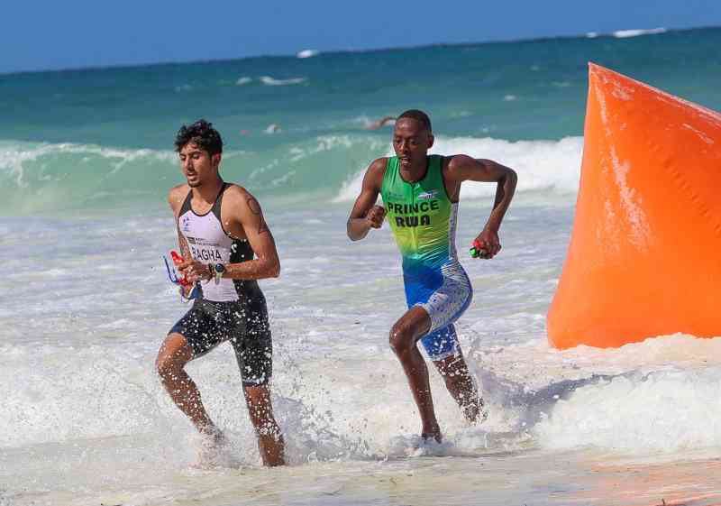 Kenyans brave stormy waves to rule World triathlon meet