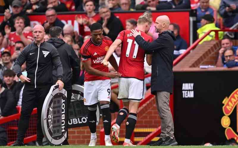 Man United fans jeer as Rasmus Hojlund is substituted in loss to Brighton