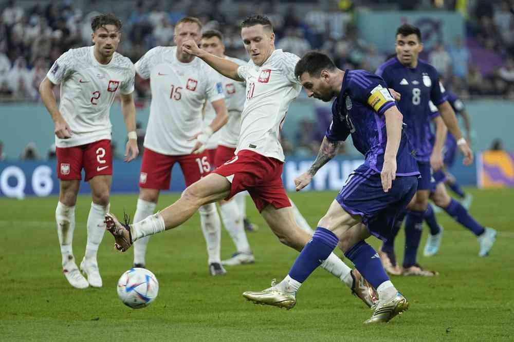 Messi and Argentina advance at FIFA World Cup, beat Poland 2-0