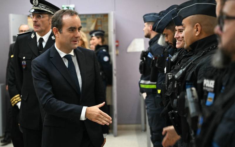 Reappointed French PM scrambles to form government