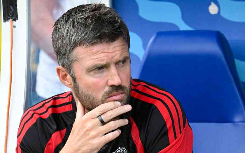 Carrick urges Man United to push for more signings to boost title bid