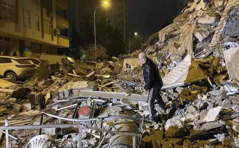 Powerful quake kills at least 360 people in Turkey, Syria