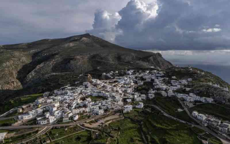 Two dead, more injured in suspected Greek vendetta shooting