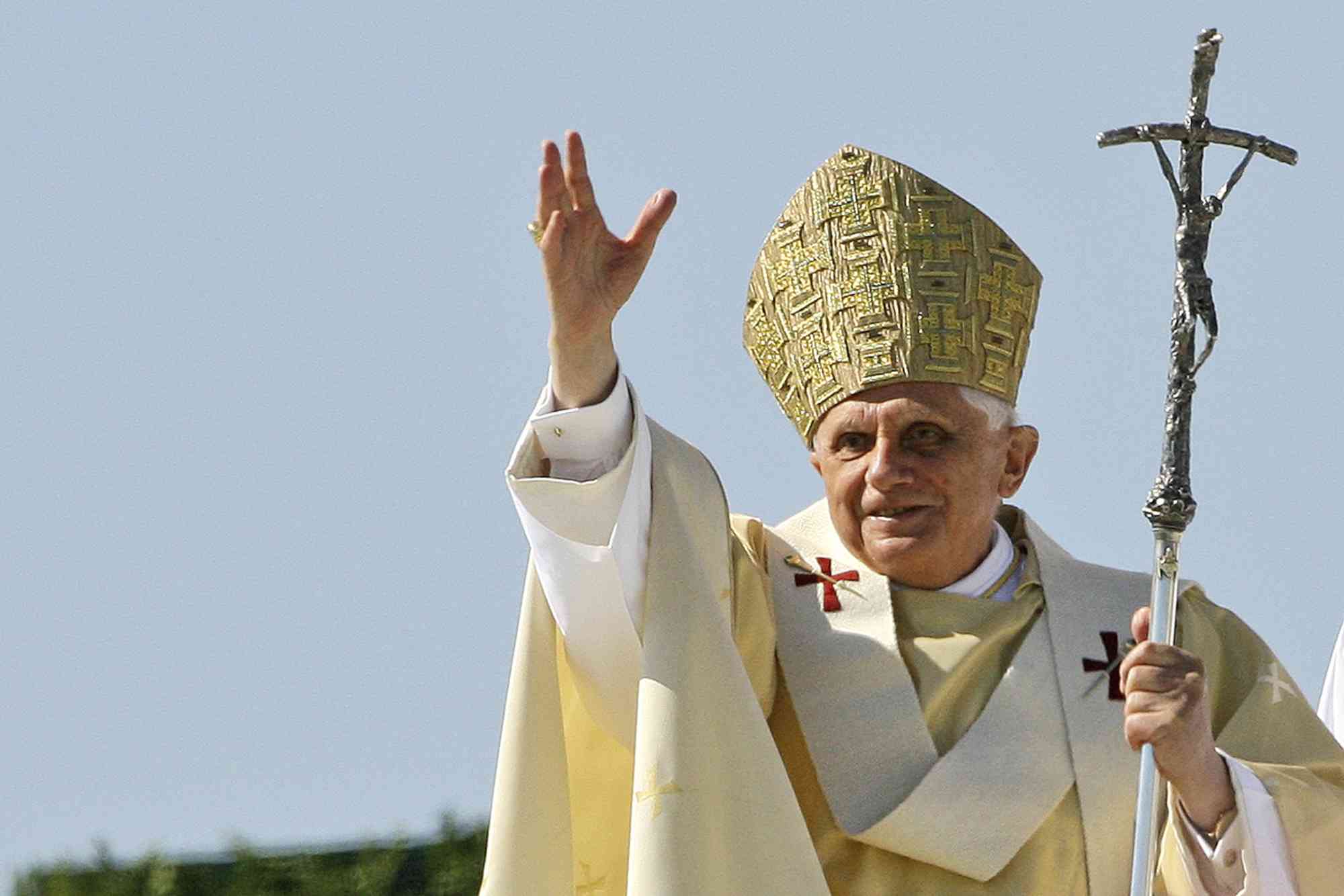 Papa Benedict XVI amezikwa