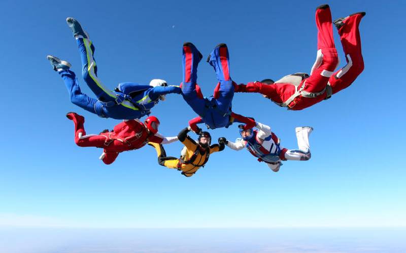 Dare devil stunt: Free fall from the skies