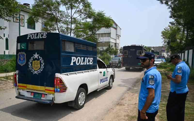 More than 200 inmates escape P...