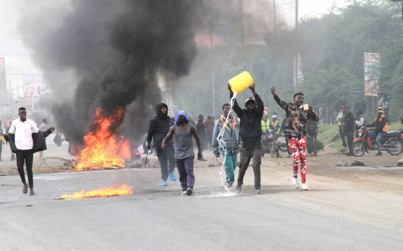 Ukambani: Chaos, barricades as police battle protesters
