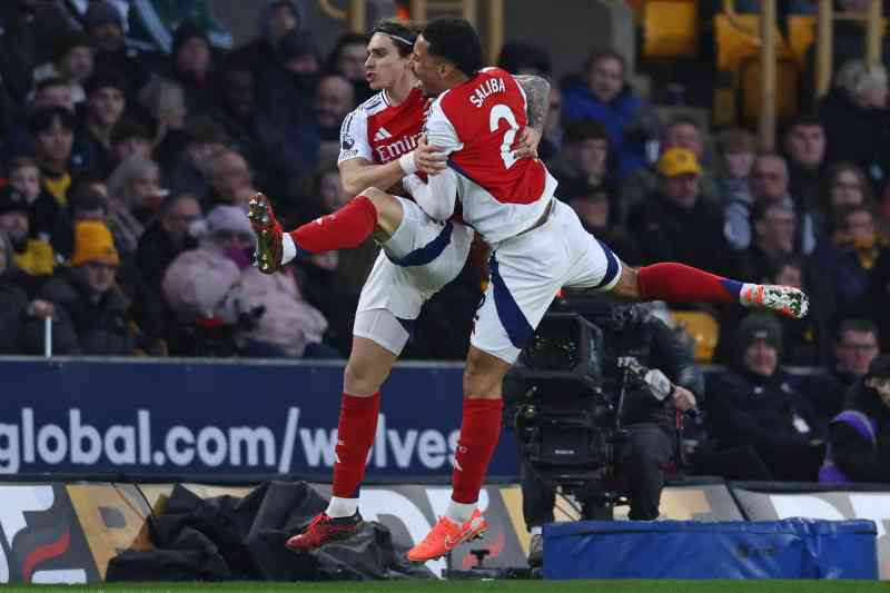 Arsenal survive red card drama to skin Wolves as Reds rout Ipswich