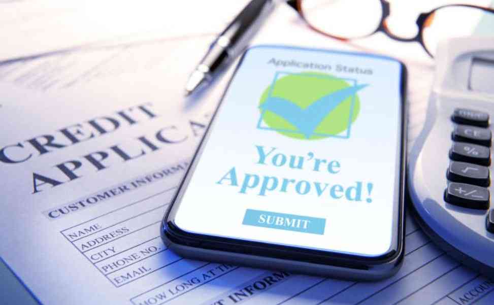 Financier ups competition with 100,000 handset financings in four months