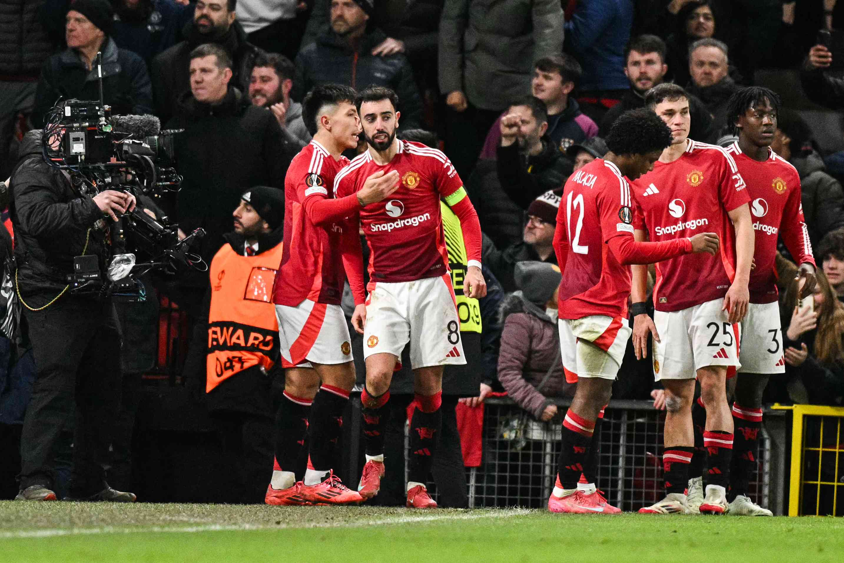 Fernandes hands Man United dramatic victory over Rangers