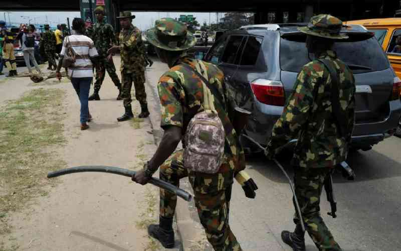 Nigerian police teargas protes...