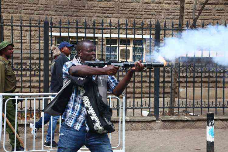 One injured in Nairobi as police engage Azimio protestors in running battles (photos)