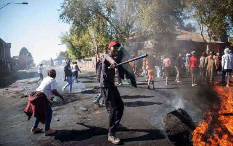 Nigerians fleeing xenophobic attacks in S. Africa head home