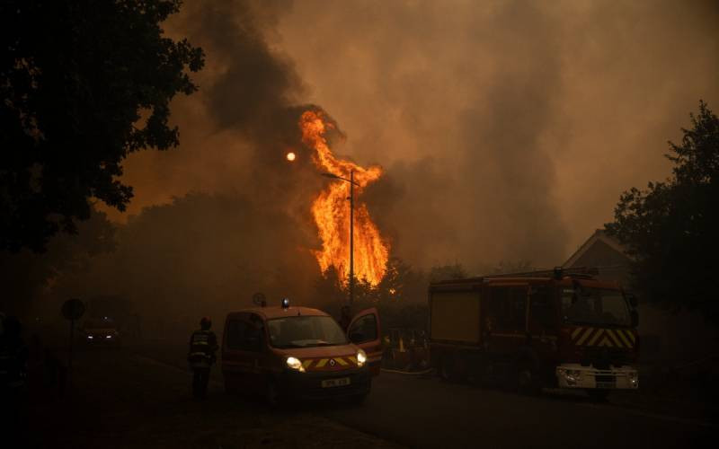 Hundreds flee French peninsula by boat to escape wildfire