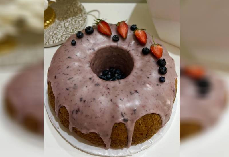 Easy recipe: Blueberry and strawberry cake