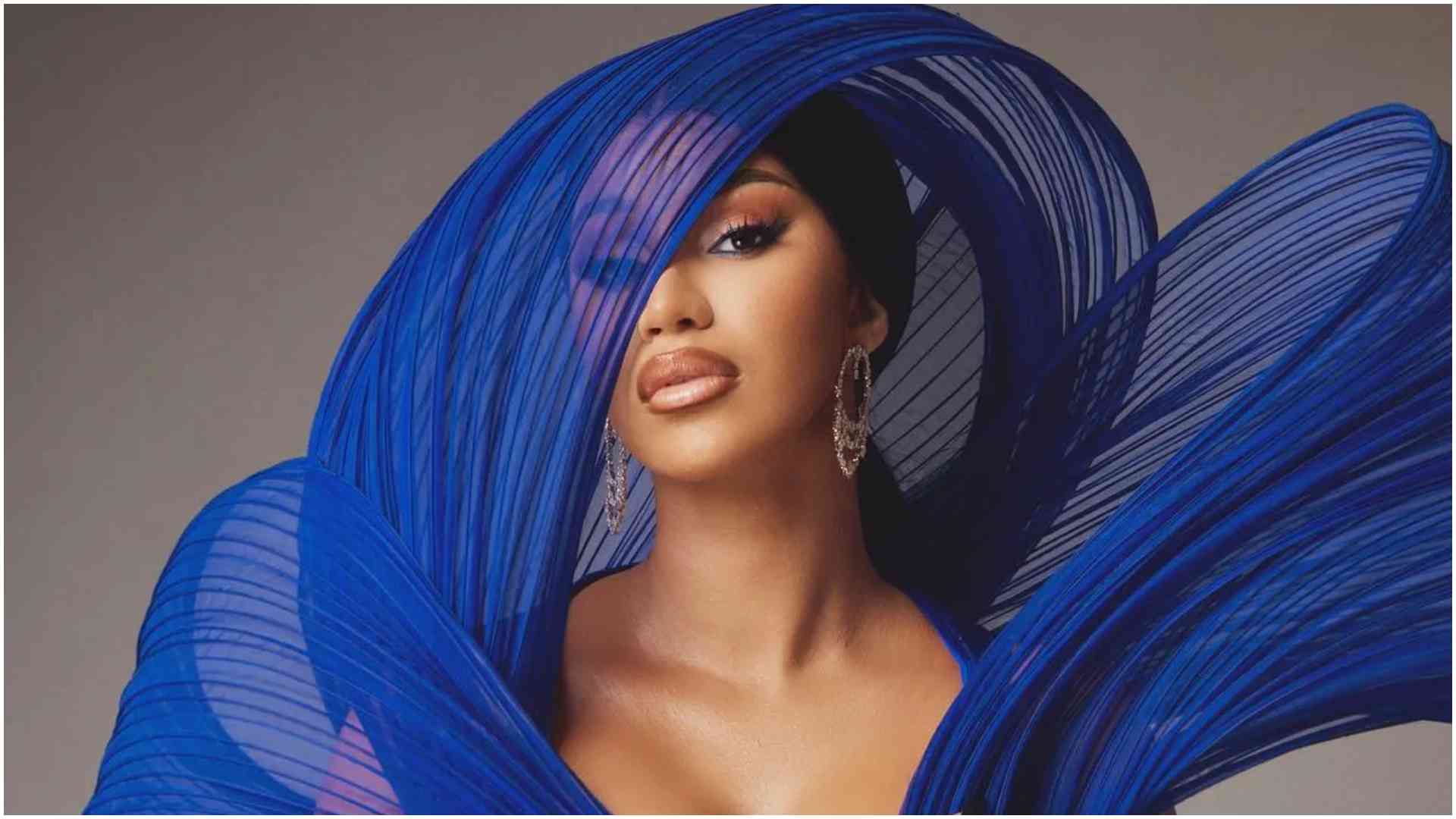 Fans stunned as Cardi B hits the sidewalks to sell her new album by hand