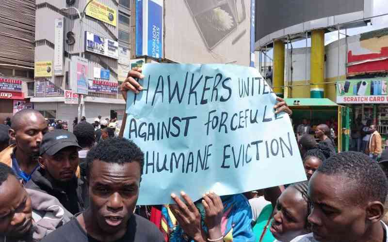 Hawkers protest City Hall's mo...