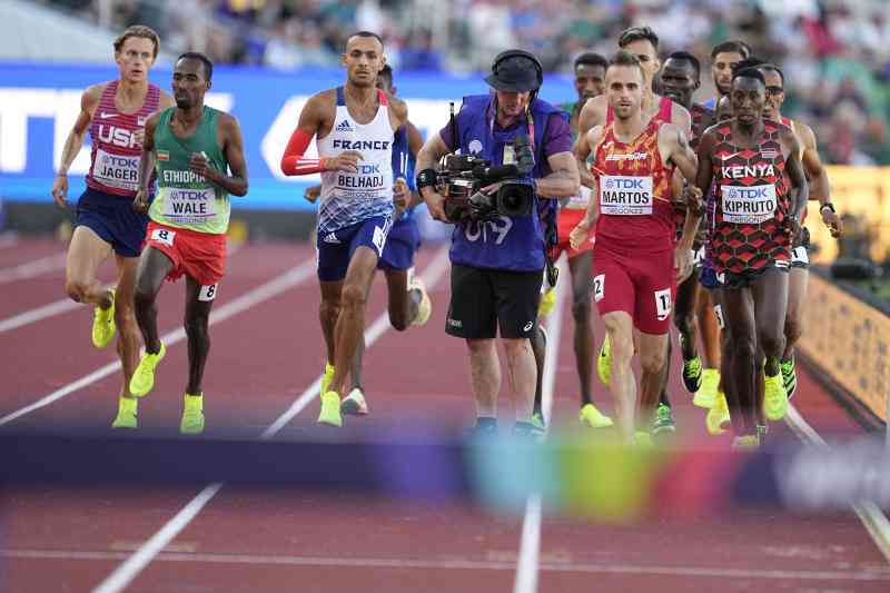 How a cameraman nearly spoiled men's steeplechase final