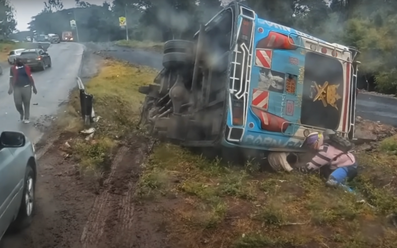 Video shows moment Rongai bus landed into ditch after attempting to overtake