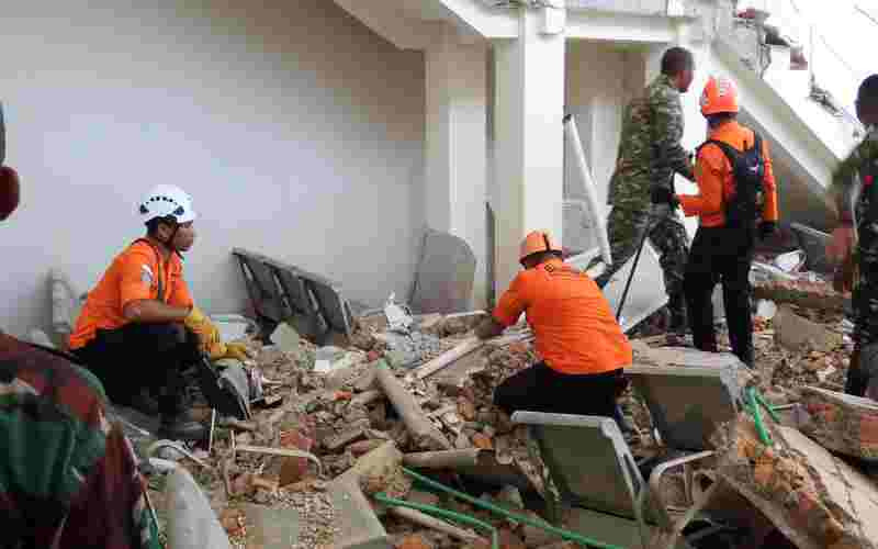 Nearly 13,000 displaced after deadly Indonesian quake