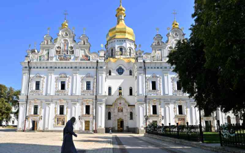 Ukraine MPs vote to ban Russia...