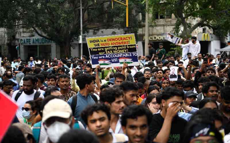 Indian police baton charge protesters marching to parliament