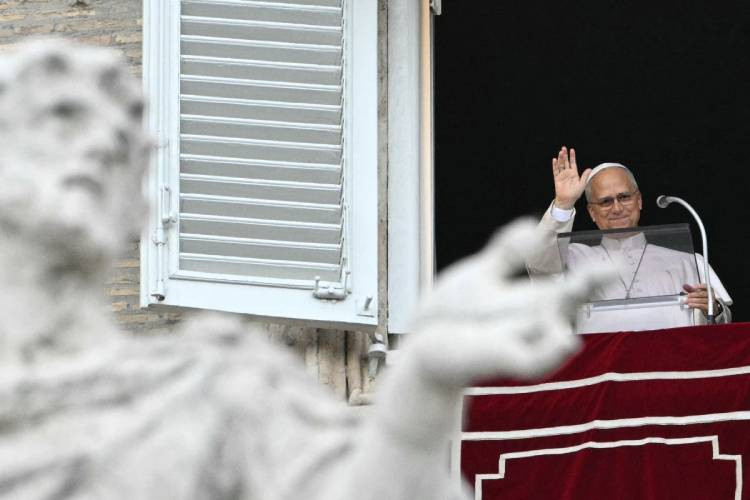 Pope addresses crowd in Vatican after cancer surgery