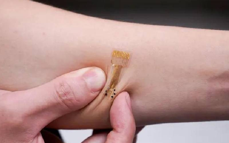Scientists create smart bandage that treats chronic wounds