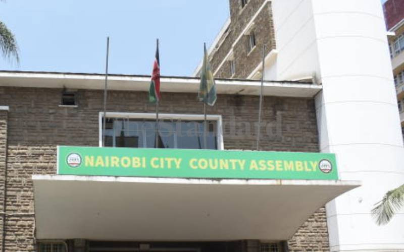 What is delaying the swearing-in of Nairobi ward reps