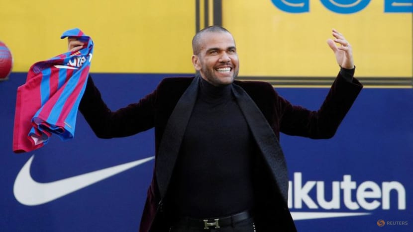 39-year-old Alves confirms Barcelona departure