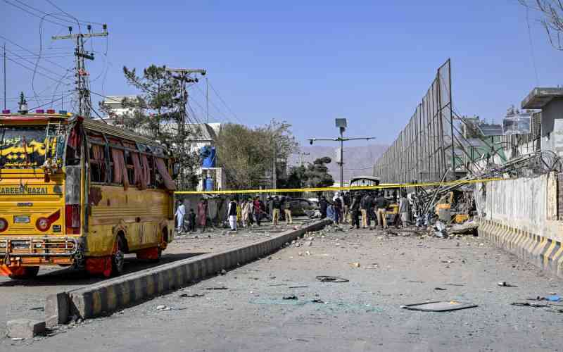 Bombing kills 10 outside Pakistan border force compound