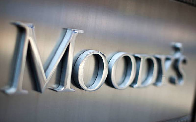 Moody's cuts U.S outlook to negative
