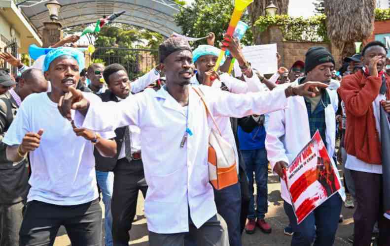 Thousands of health interns report to hospitals as pay row simmers