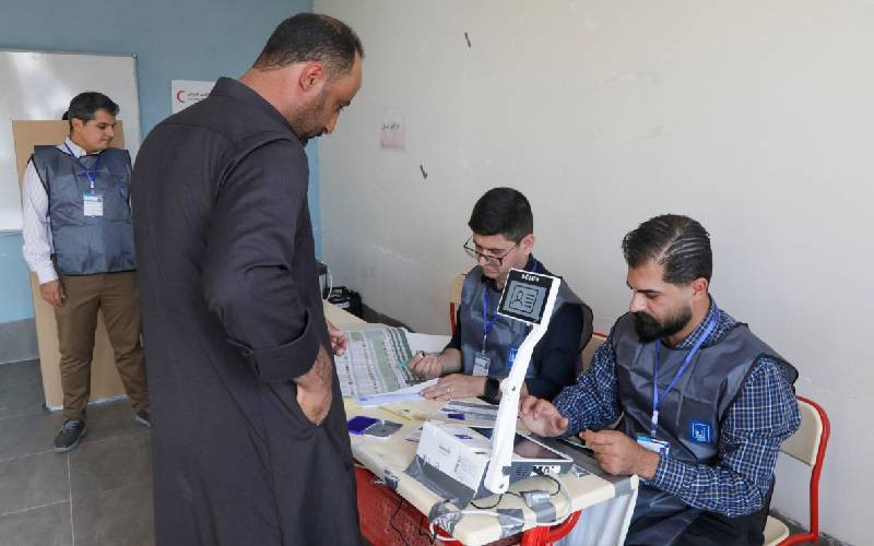 Iraqi forces, displaced people vote early ahead of election