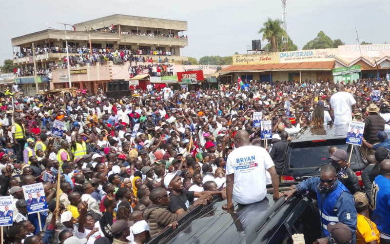 Sifuna's Bungoma rally breaks tradition as supporters donate cash mid-event