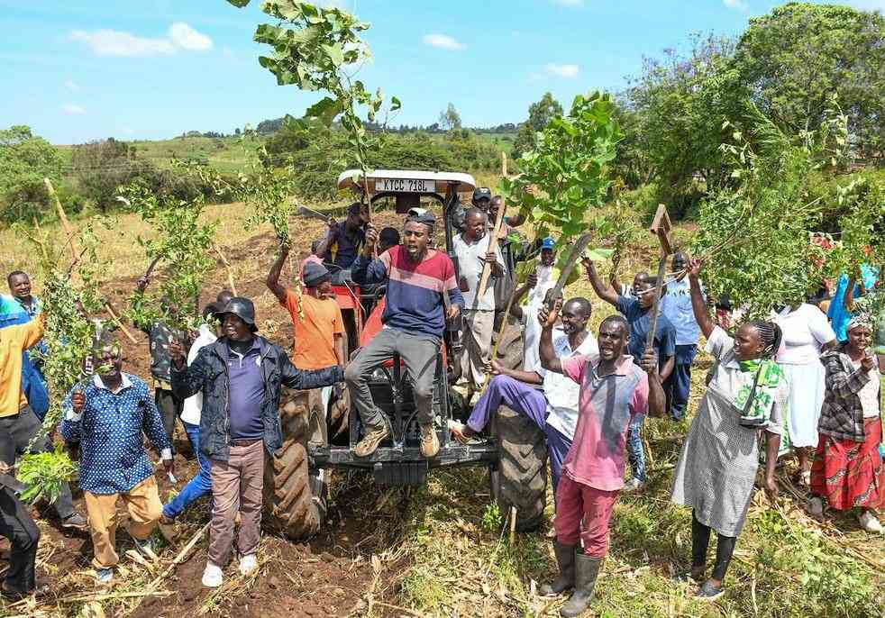 Residents storm public land allegedly grabbed by two developers